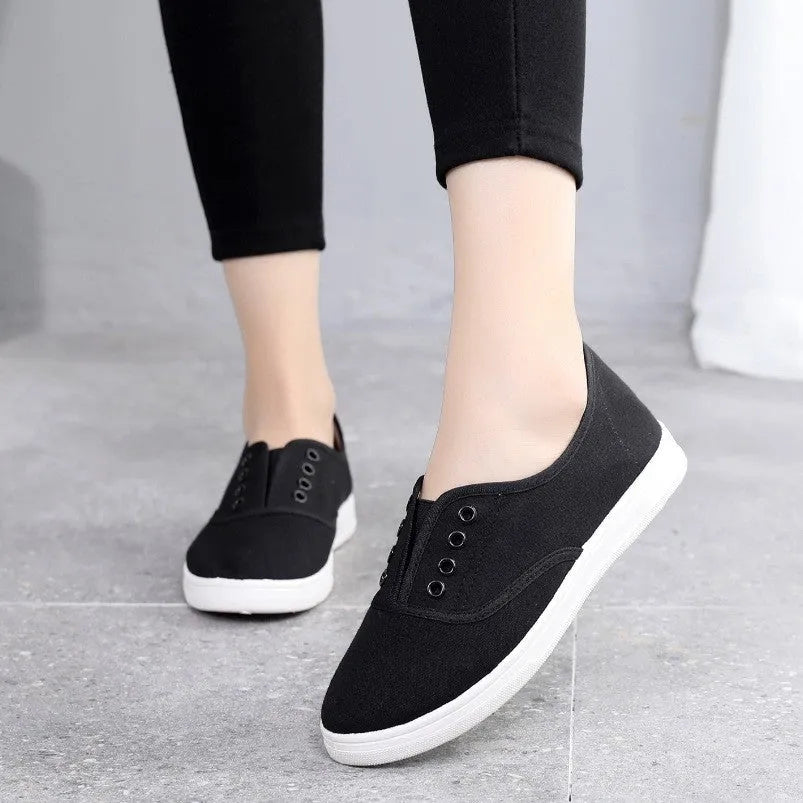 Low-top canvas casual shoes with cloth lining and plastic sole in multiple colour options