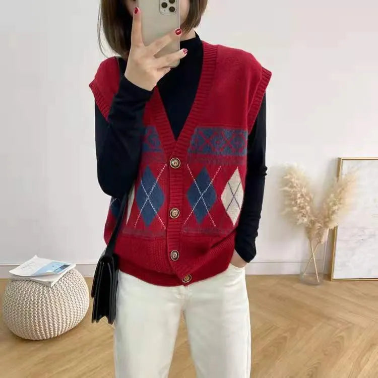 Sleeveless cardigan with diamond plaid pattern in khaki colour, loose fit.