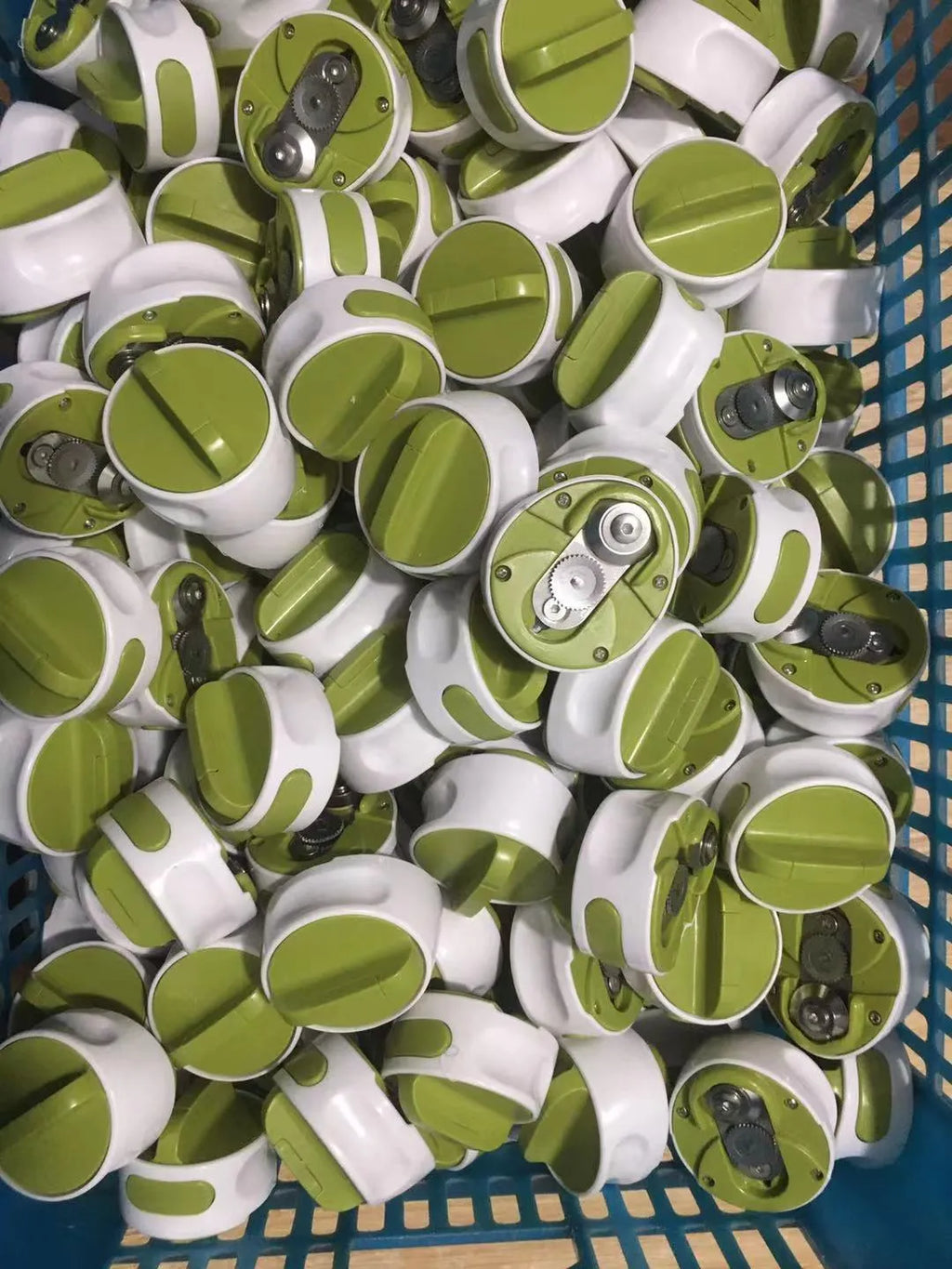 Green and red stainless steel lid opener tool for jars and bottles, 6.7 cm long.