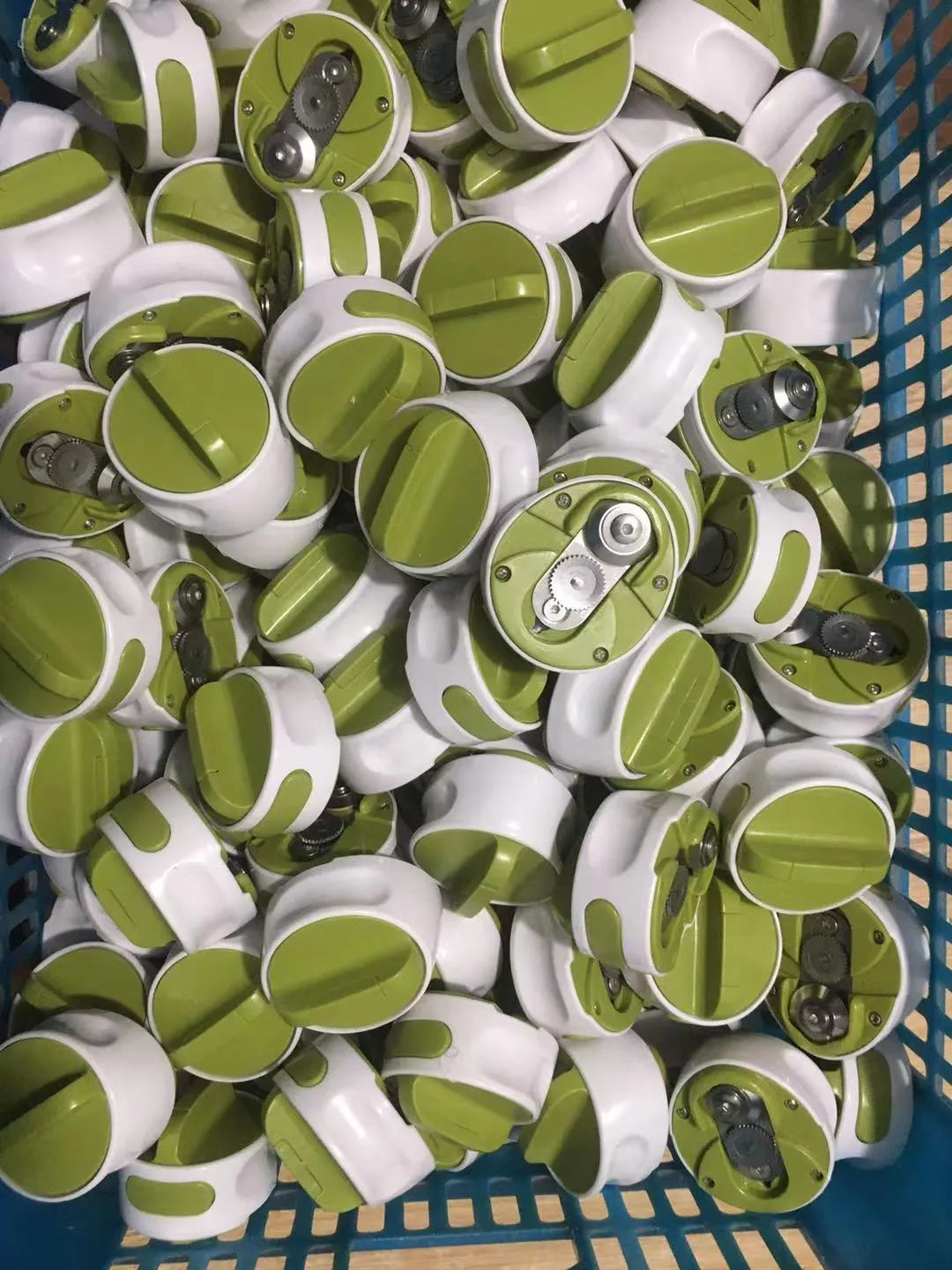 Green and red stainless steel lid opener tool for jars and bottles, 6.7 cm long.