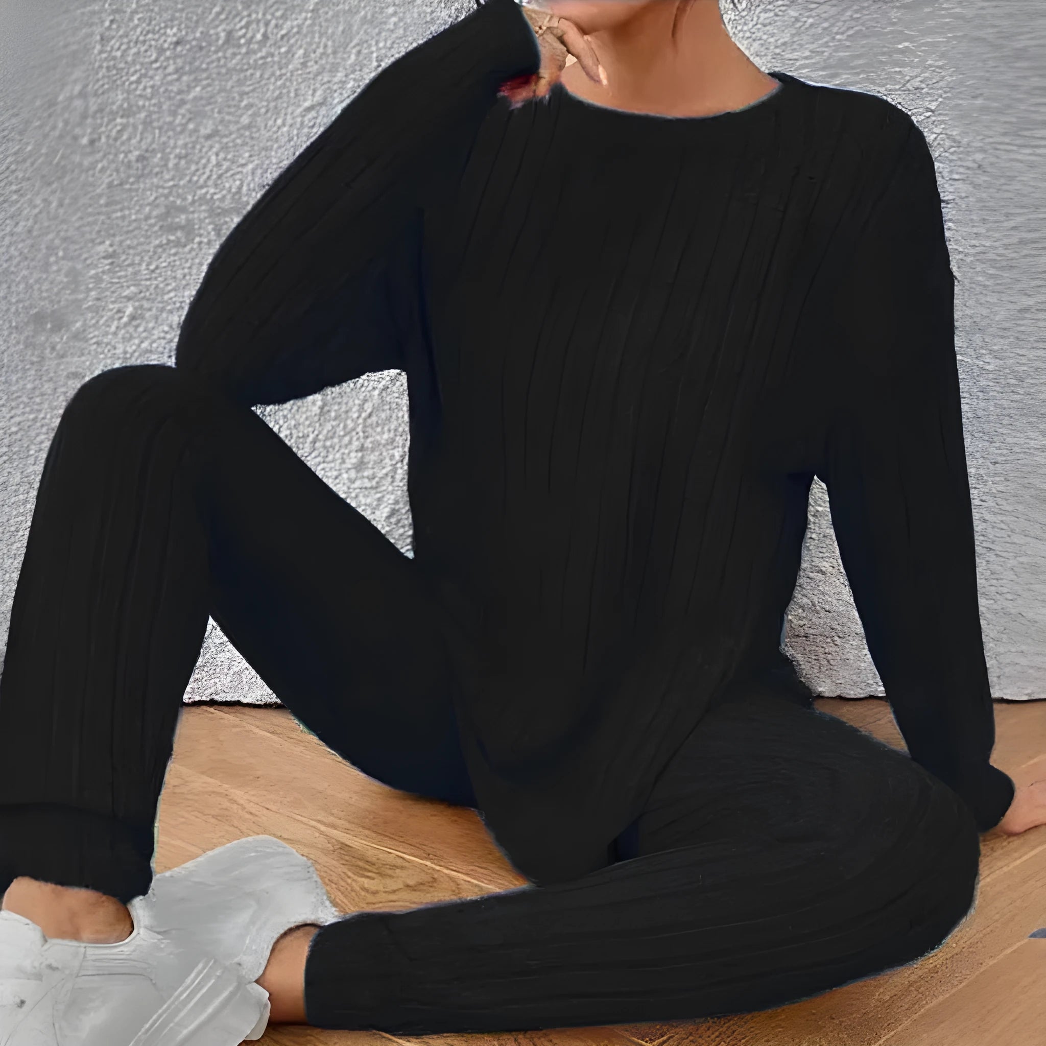 Women's sunken stripe pattern two-piece sportswear set with regular sleeve top and matching trousers