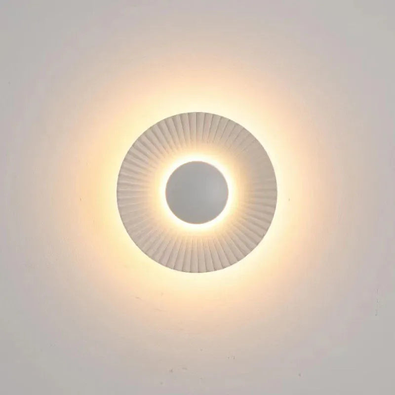 Round wall lamp with an aluminium shade and dimmable LED bulb in a white and gold colour finish.