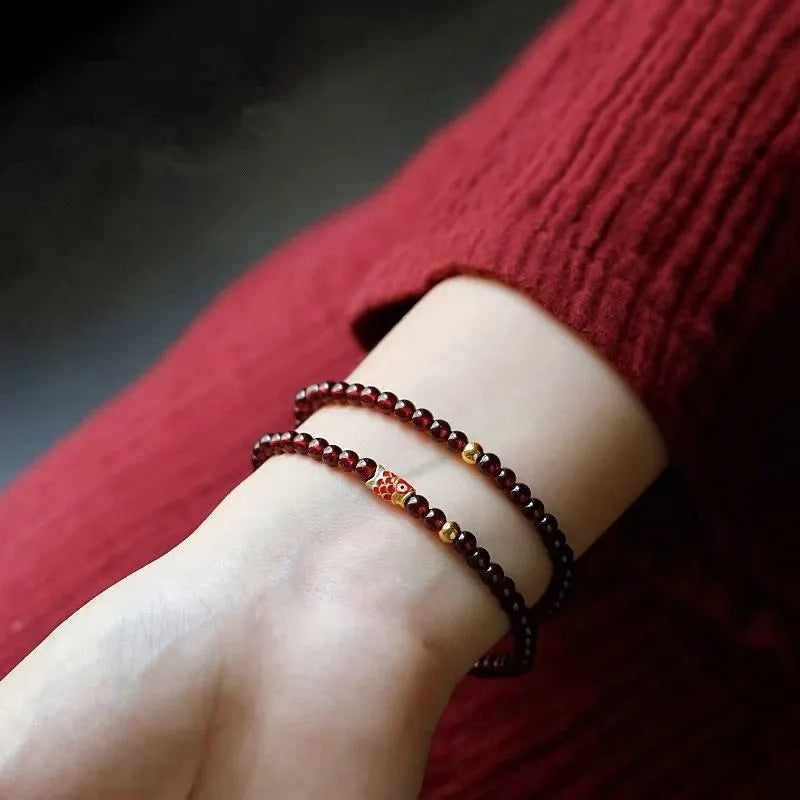 Retro wine red glass bead women's bracelet with garnet accents in New Chinese style design