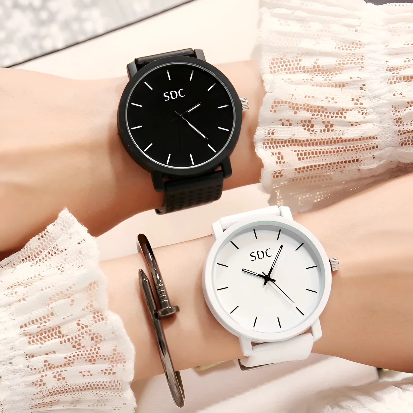 Unisex retro casual quartz watch with 45mm dial, silicone strap, and alloy case on wrist