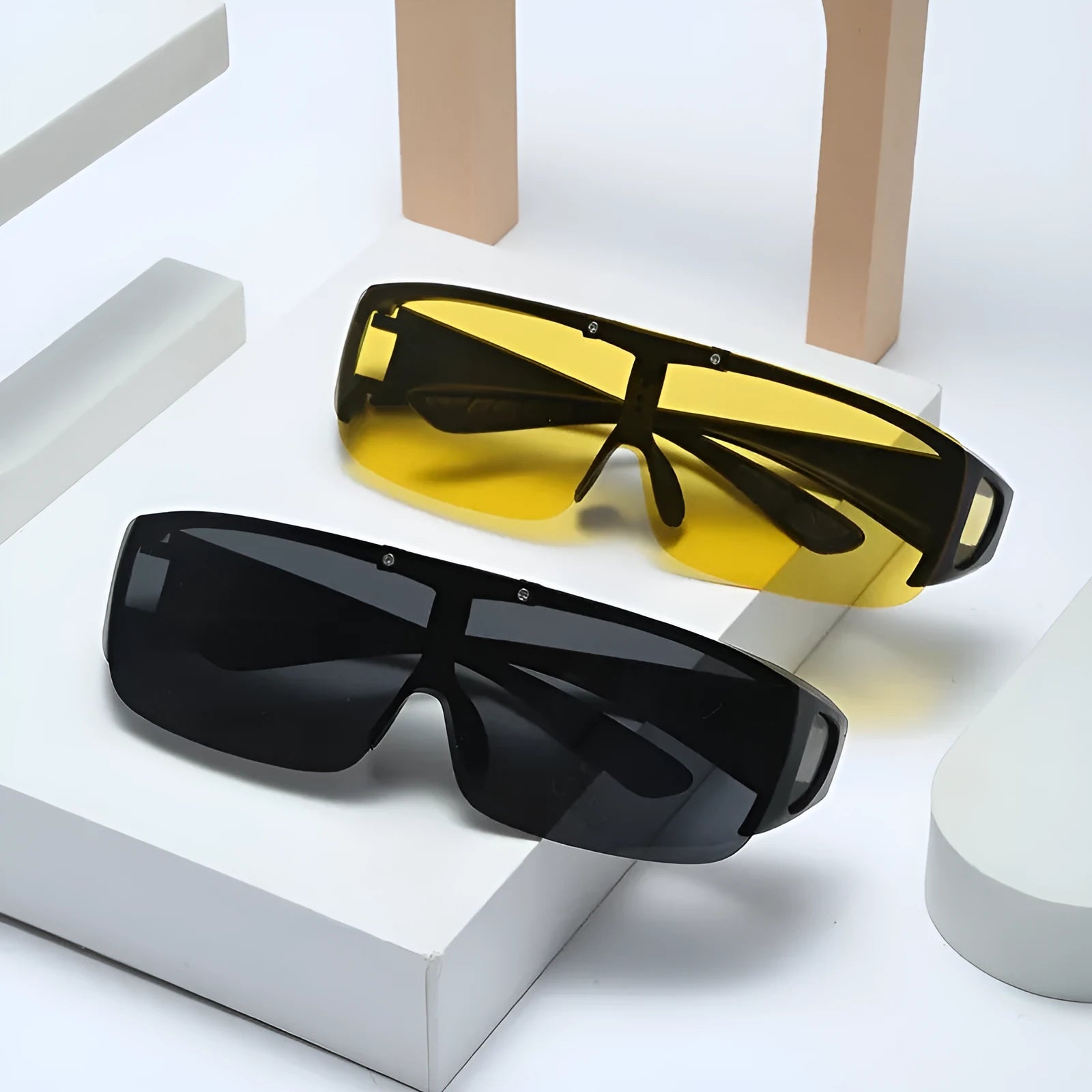 A pair of sporty one-piece polarised sunglasses for myopia, suitable for cycling and mountain climbing.
