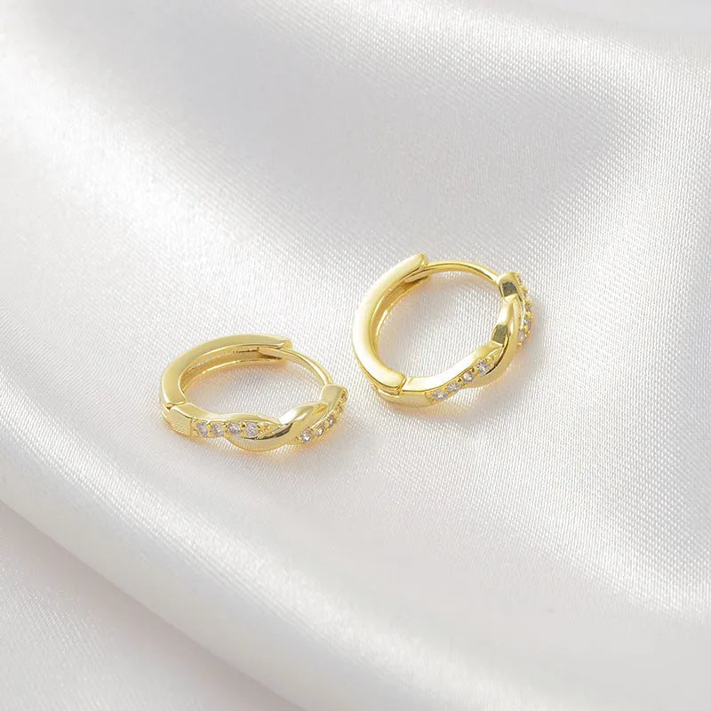 Women's geometric hoop earrings with interwoven rope pattern in gold colour
