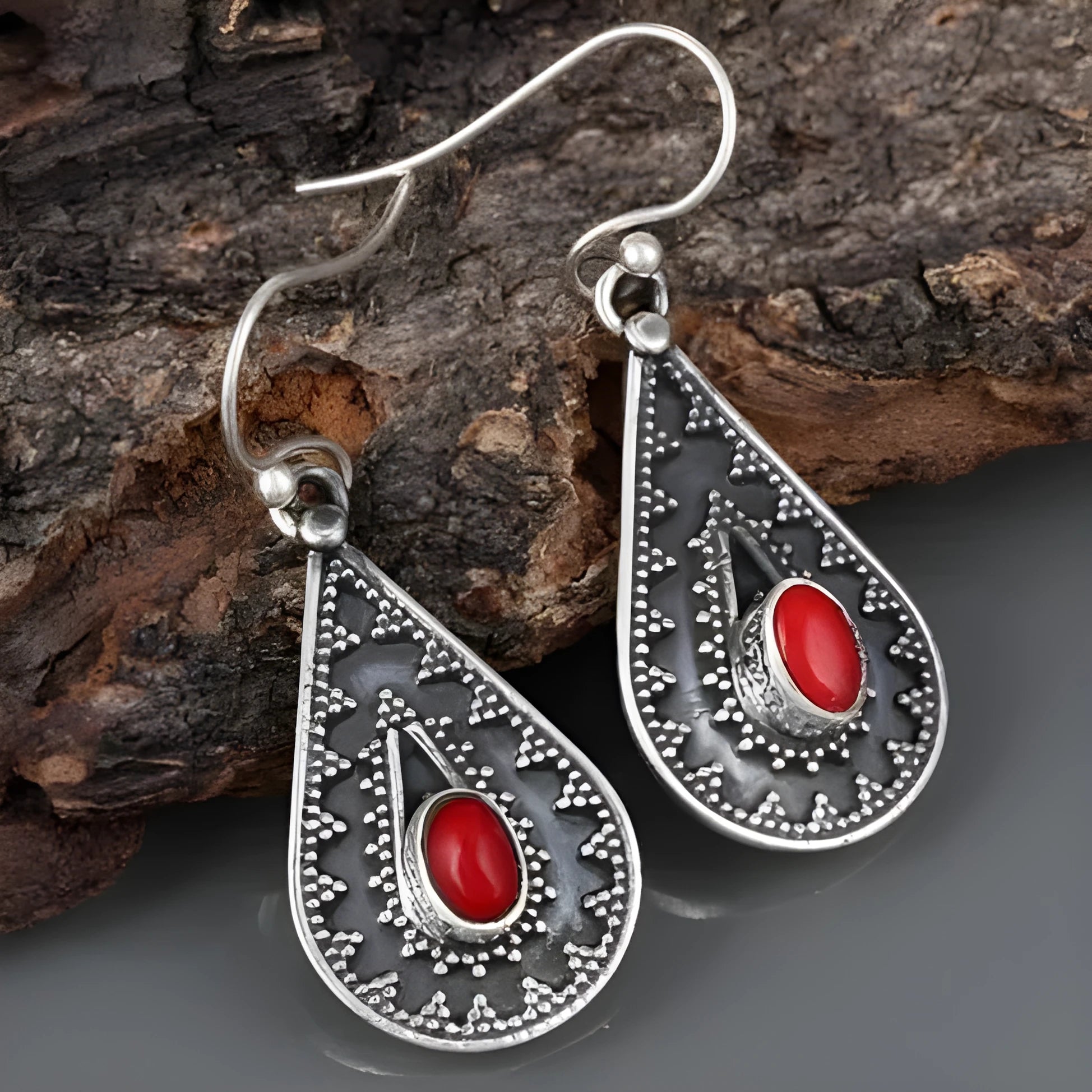Silver drop-shaped retro earrings with water drop pendant design in European national style