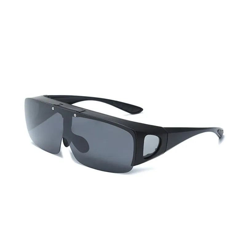 A pair of sporty one-piece polarised sunglasses for myopia, suitable for cycling and mountain climbing.