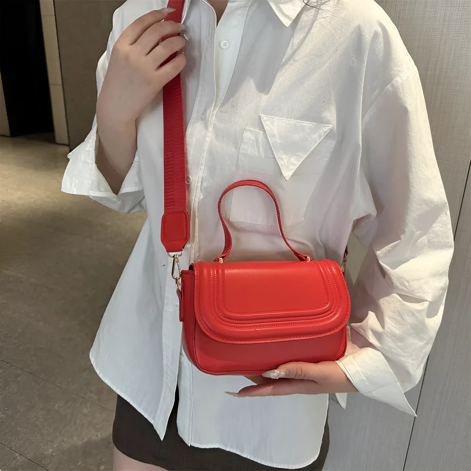 Women's casual PU one-shoulder crossbody bag in black with urban simplicity sewing line detail and sandwich pocket