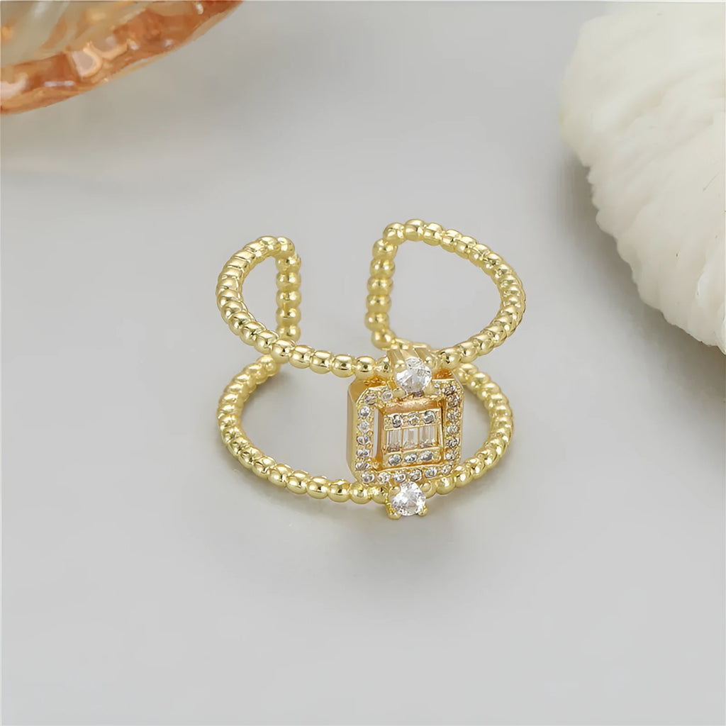 Adjustable U-shaped open ring in gold-plated copper, colour H-12813, on a finger.