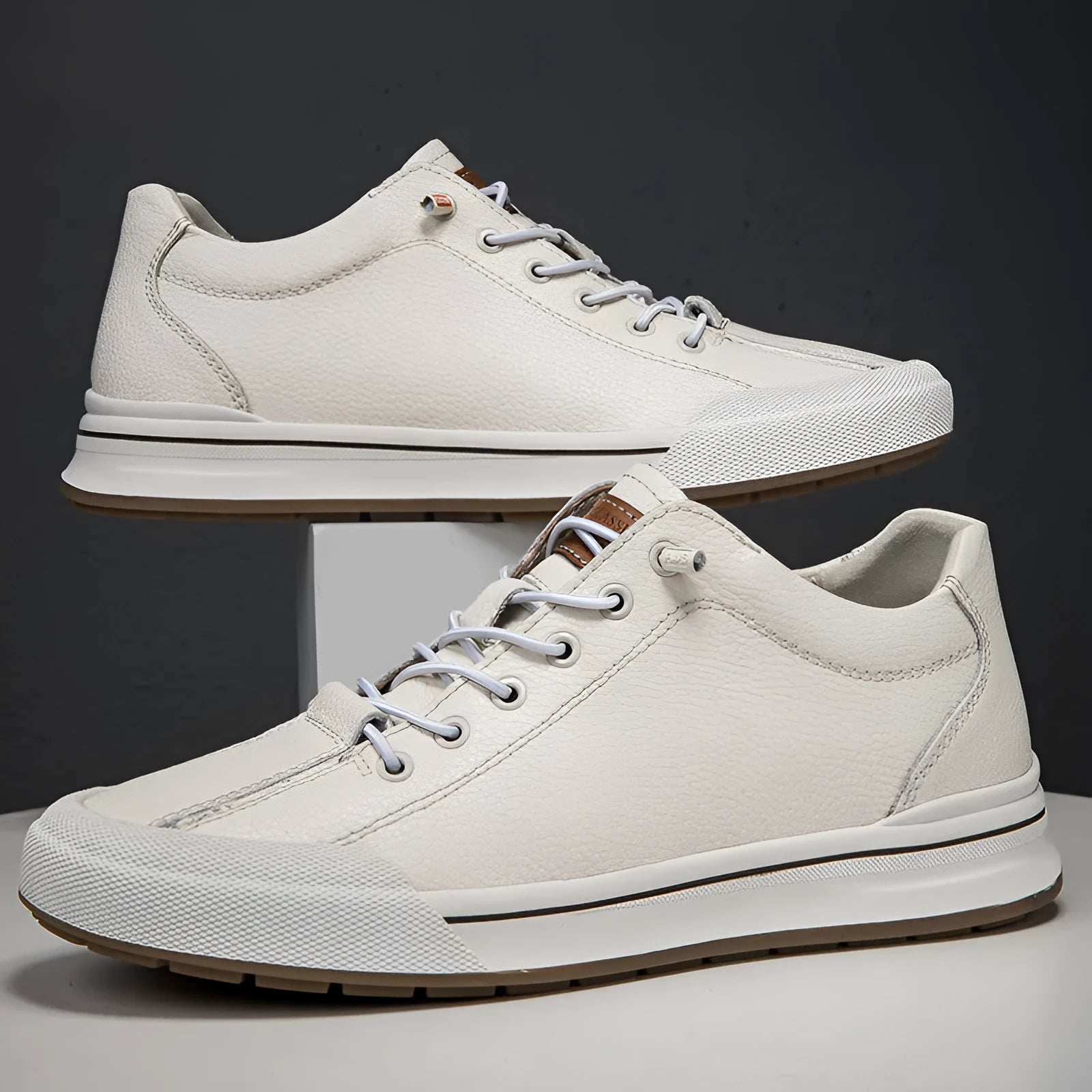 Men's white breathable shoes with round toe and flat 6CM heel, made of matte leather.