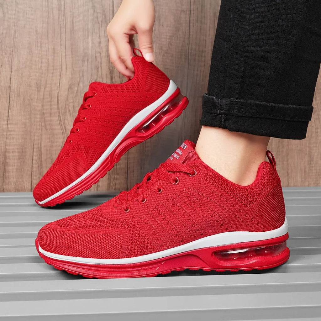 Casual Flyknit running shoes with mesh upper and round-toe design