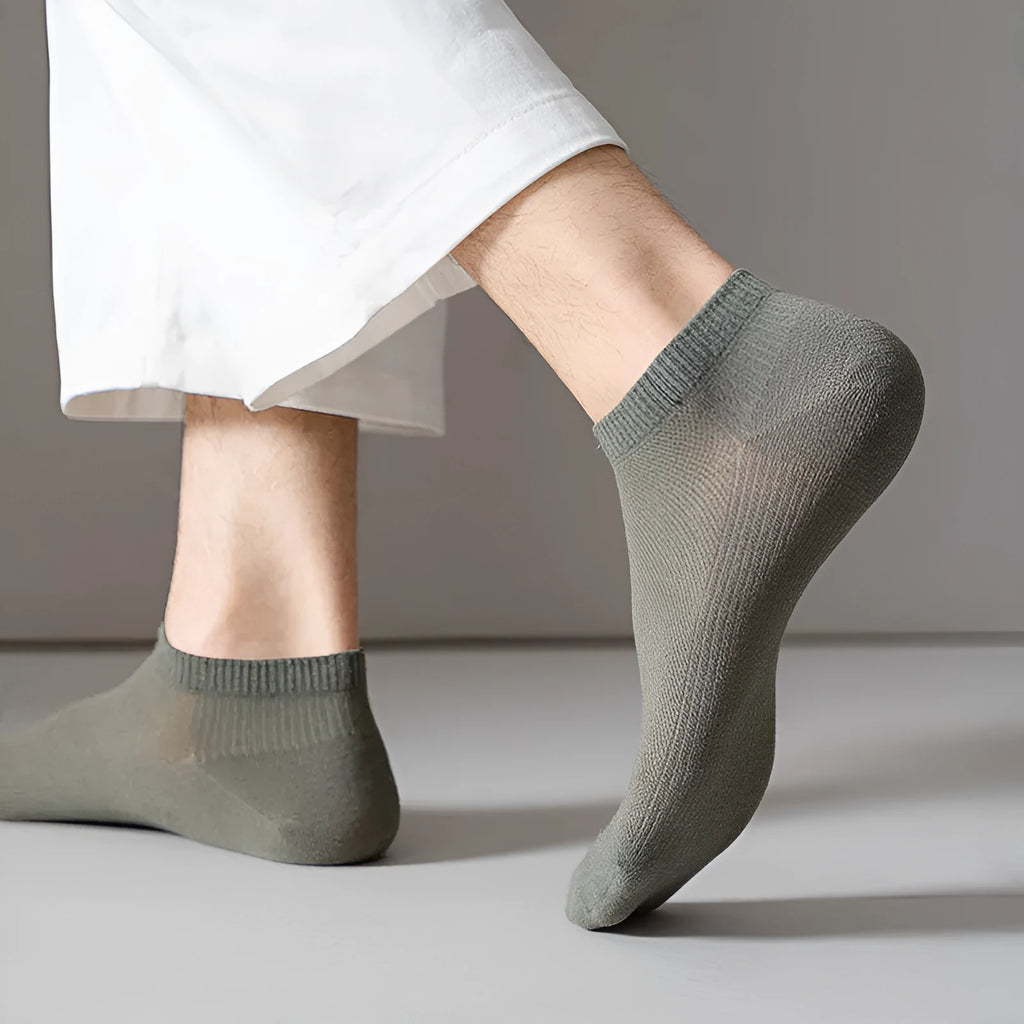 Men's low-cut polyester boat socks in solid colours with sweat-absorbing properties