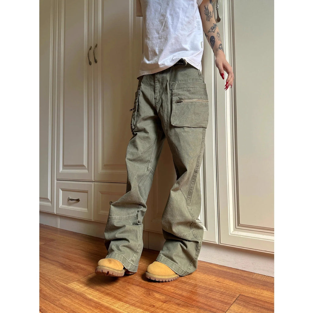 Green cotton casual pants with double zipper and pockets on a mid waist.