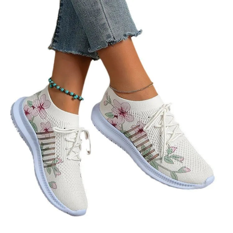 Women's milky white casual mesh Flyknit running shoe with flat heel and round toe