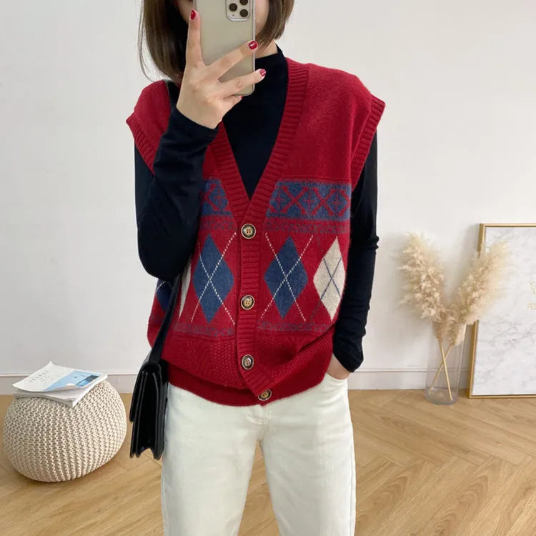 Sleeveless cardigan with diamond plaid pattern in khaki colour, loose fit.