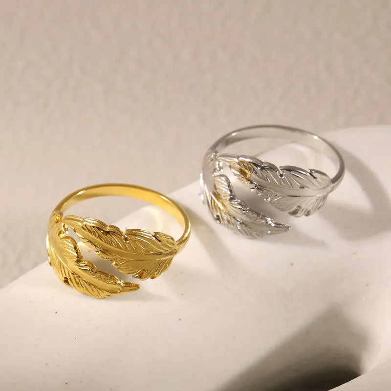 Adjustable feather ring in titanium steel with electroplated silver or gold finish