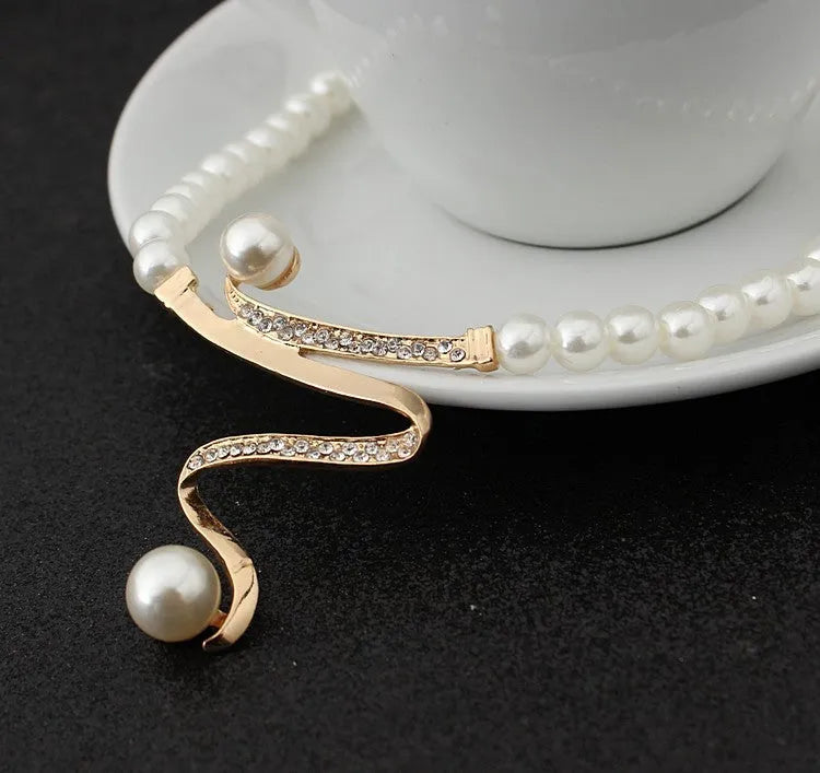 Gold electroplated pearl necklace and earrings suite with drop-shaped pendants and deep V clavicle design