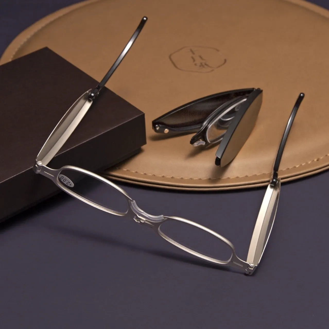 Folding presbyopic glasses with retro ring-frame in black and silver colours