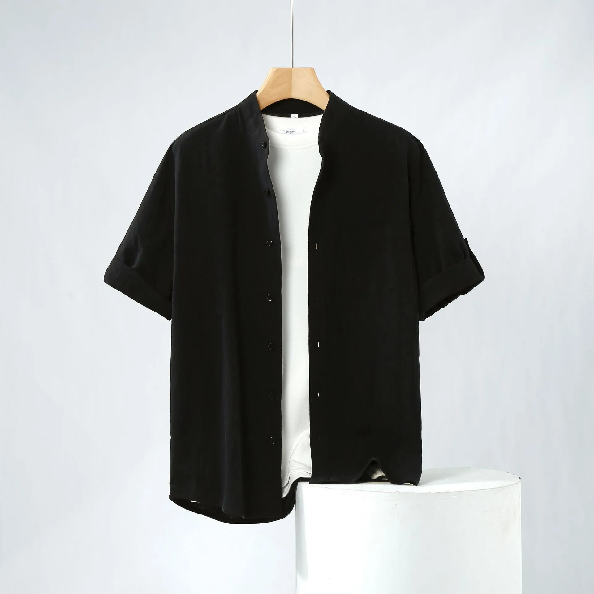 Men's loose fit short-sleeved linen shirt in solid colour with simple stand collar