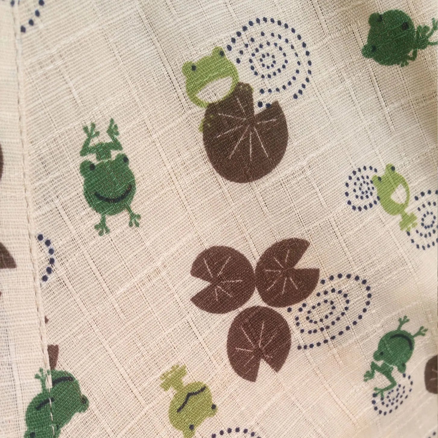 Child's beige cotton yukata with little frog print, short sleeves