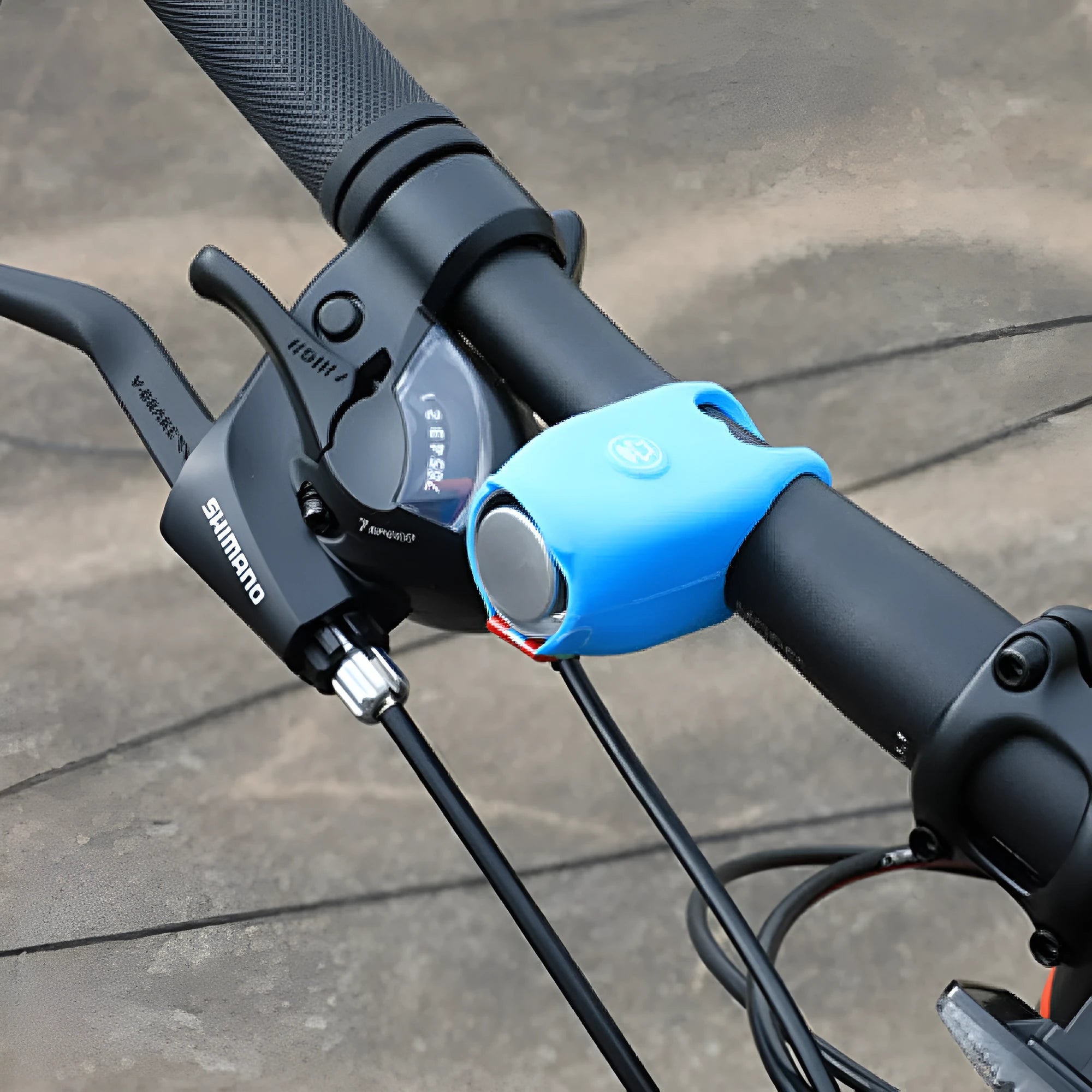 Plastic electronic bicycle horn in six colour options shown with two 2032 batteries.