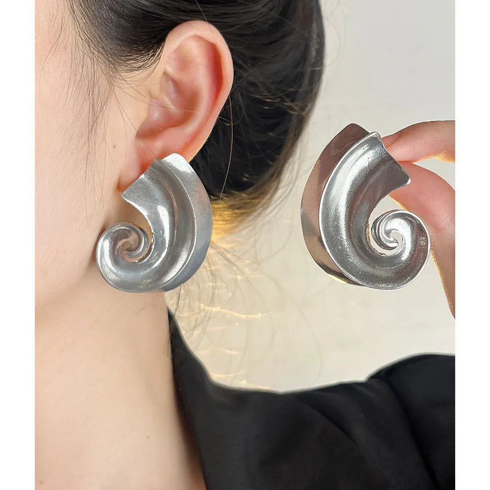Retro geometric alloy ear studs in gold or silver colour, 5cm size.