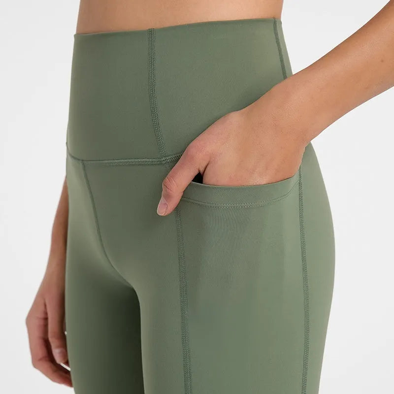 Women's super stretch sports shorts in fifth pants length with cotton blend fabric