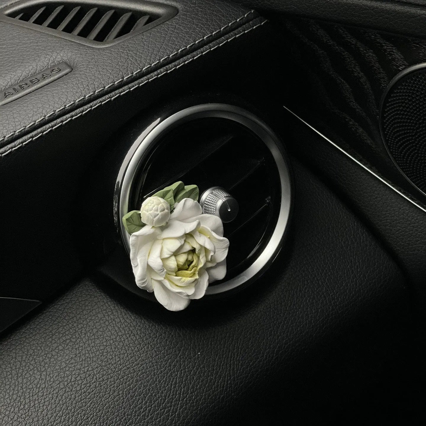 Jasmine car perfume gypsum ornament measuring 5 by 4.5cm with essential oil bottle
