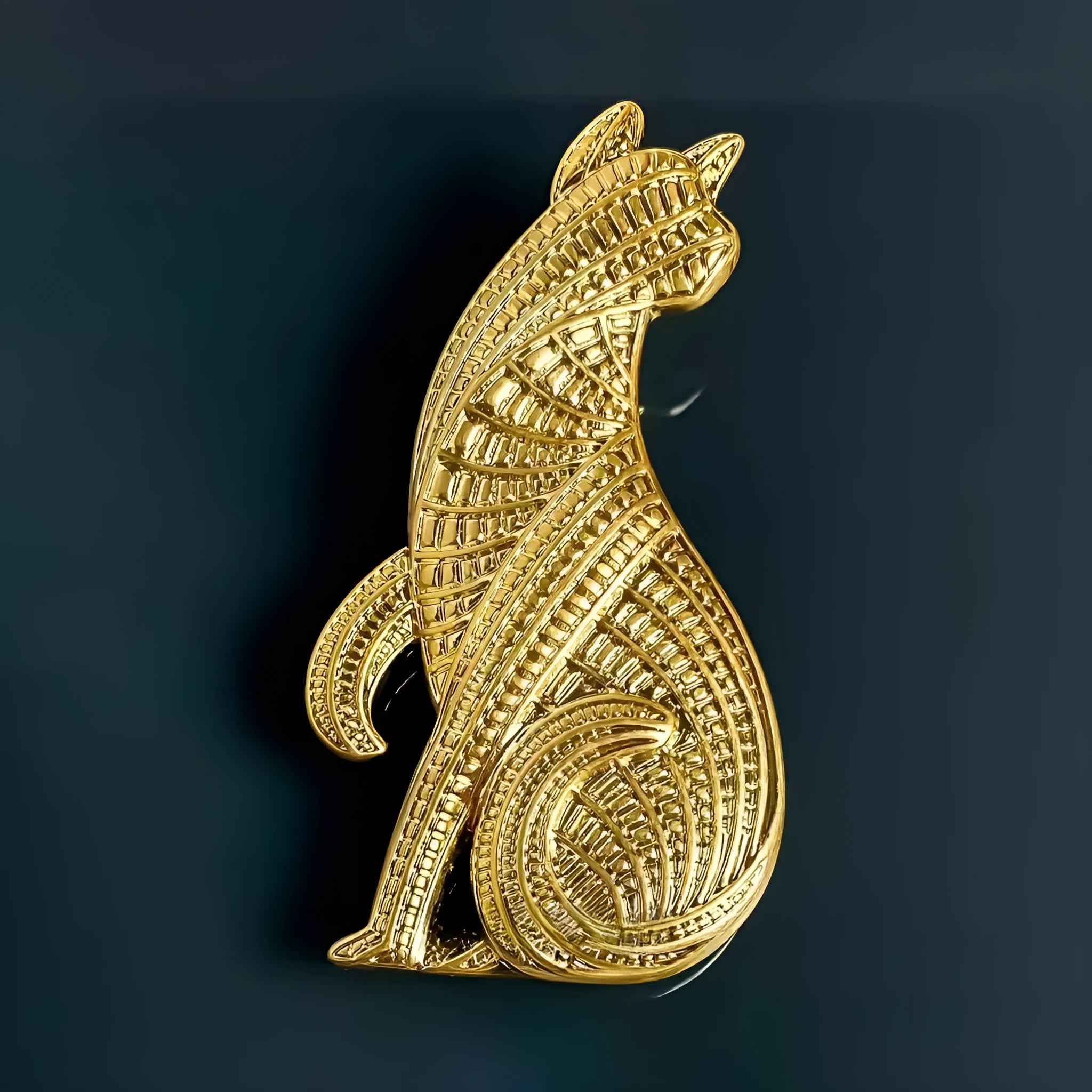 Retro alloy leopard brooch pin for women, 7.0 x 3.7 cm, Retro Gold finish, electroplated surface