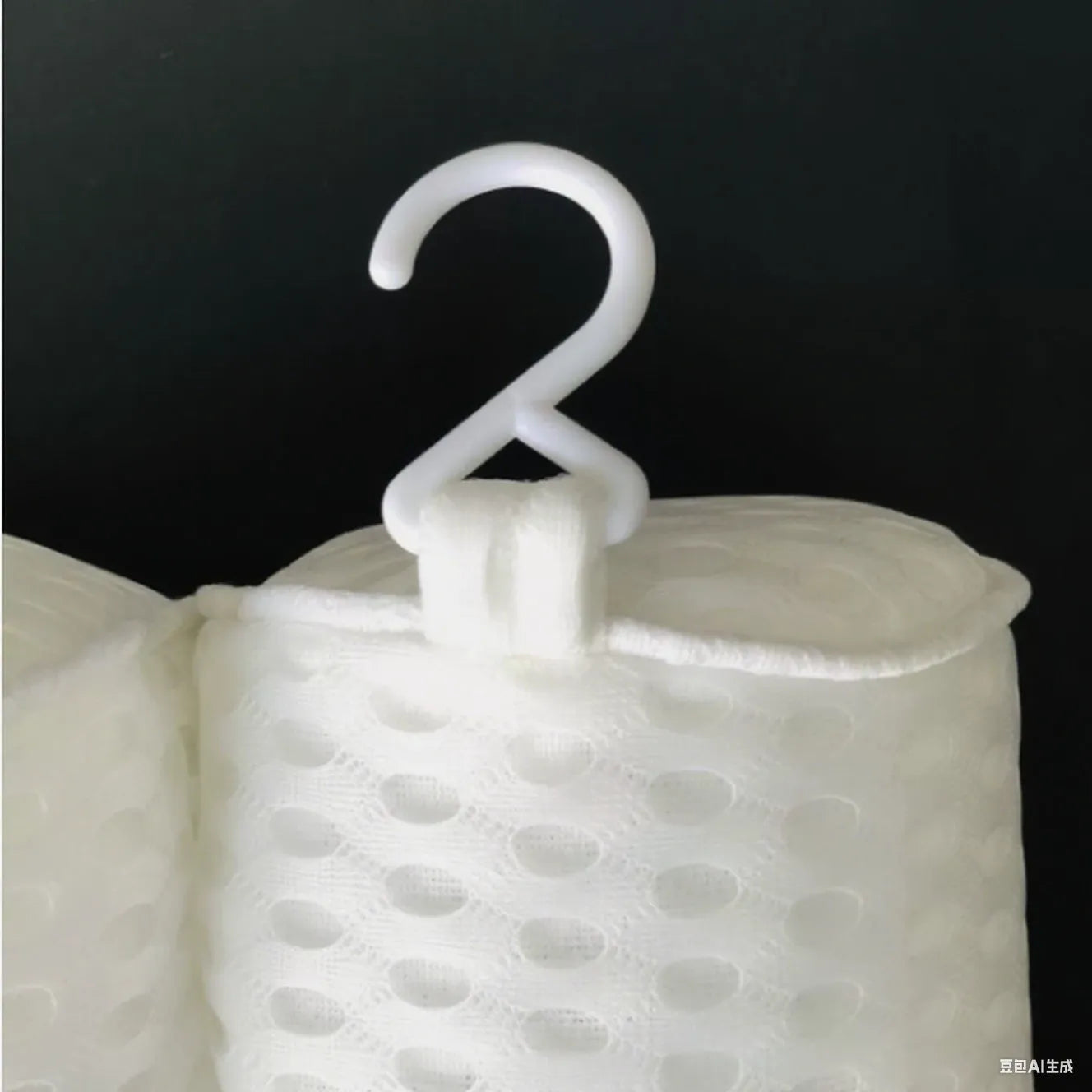 White bathtub pillow with suction cups showing 4D mesh construction and 3D permeable material