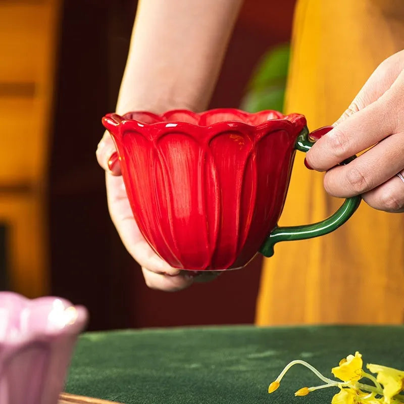 Ceramic breakfast cup with floral pattern, 500ml capacity, in red or purple.