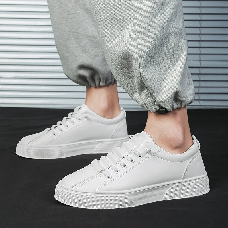 Men's low top sports casual shoes in black or white with synthetic leather upper and PVC soles