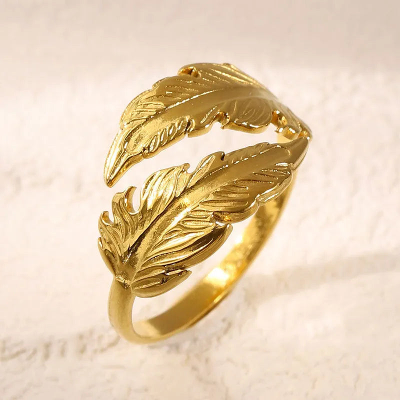Adjustable feather ring in titanium steel with electroplated silver or gold finish